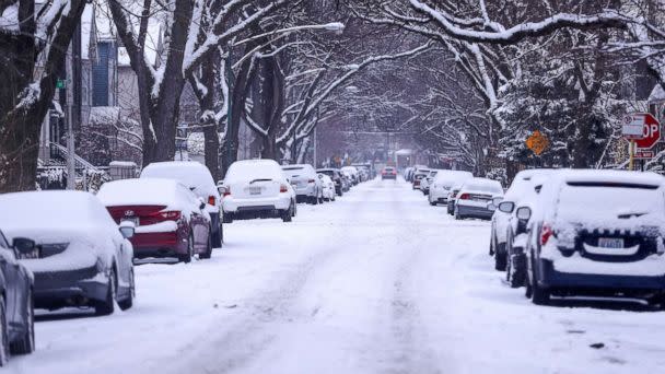 PHOTO: Cars, covered with snow, are seen during snowfall in Chicago, Dec.24, 2017. The most snowfall the Chicago area has seen on December 24 was in 1918, when more than 7 inches of snow accumulated.  (Bilgin S. Sasmaz/Anadolu Agency/Getty Images)