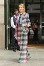 <p>Blake Lively pasea su look maxi por la ciudad de Nueva York y lo hace con un aire vintage nostálgico de los outfit disco de los añorados 70s.</p> 