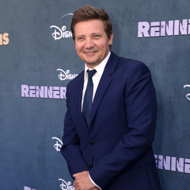 Jeremy Renner, semanas después de abandonar el hospital en abril de 2023, luego de su terrible accidente. (Bang Showbiz)