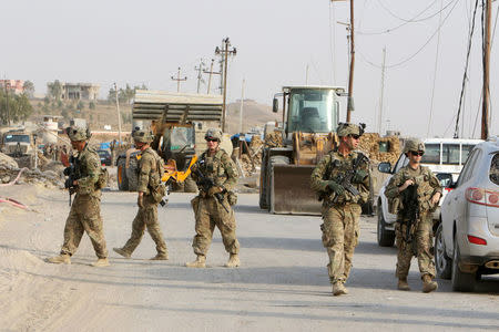 U.S. soldiers gather in the town of Gwer, northern Iraq August 31, 2016. REUTERS/Azad Lashkari /File Photo