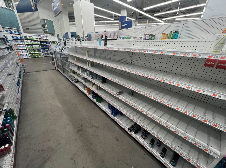 Mga walang laman na istante sa isang Bed Bath & Beyond malapit sa Lincoln Center sa New York City. (Alexandra Semanova/Yahoo Finance)