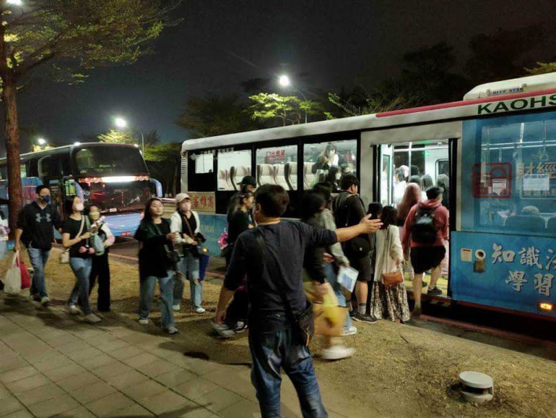   出動接駁車疏運。（圖／翻攝照片）