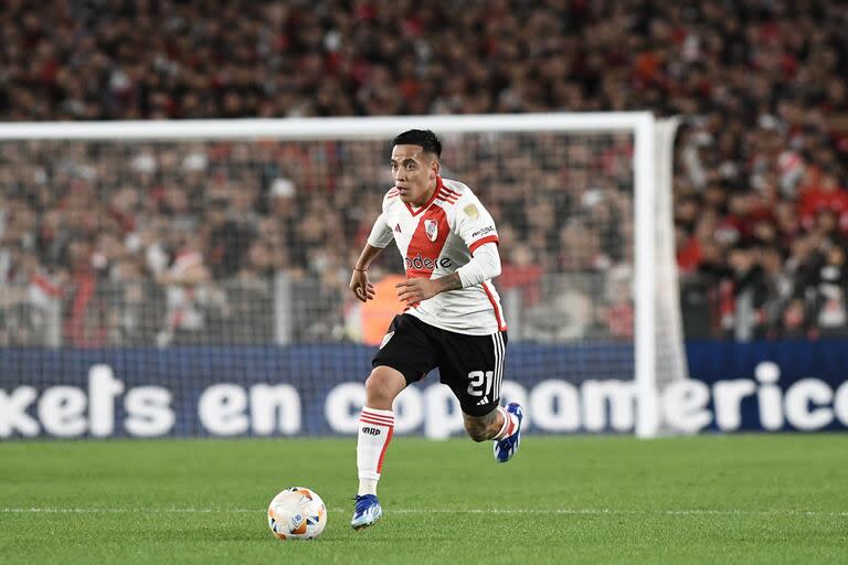 Esequiel Barco jugando para River ante Nacional de Uruguay, por la Copa Libertadores