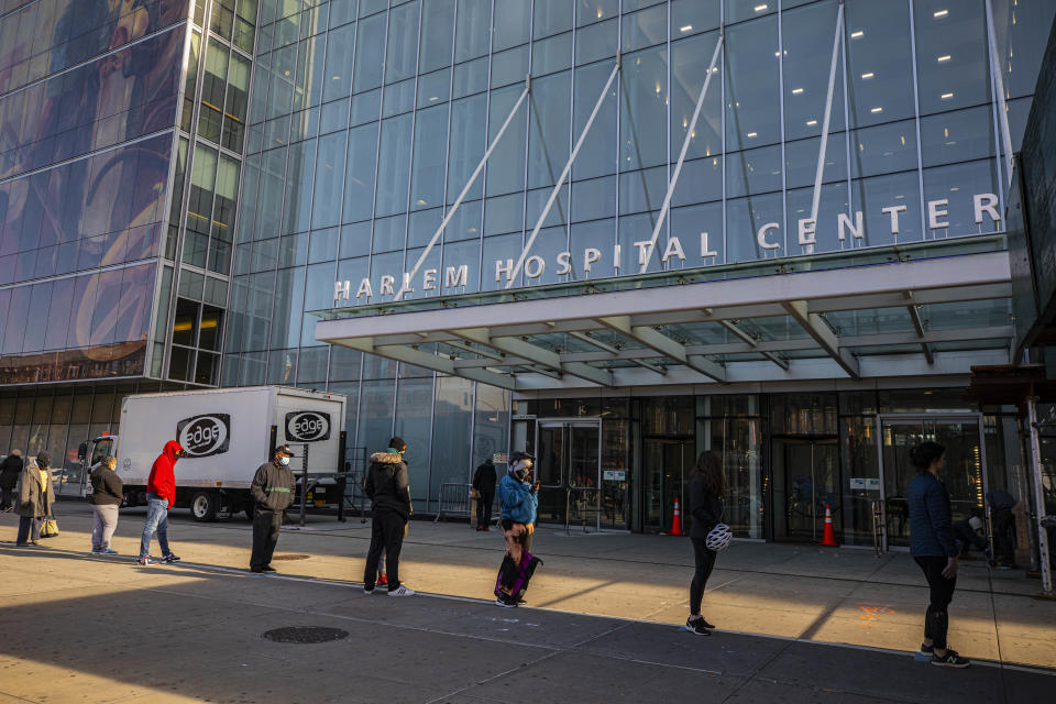 Personas esperan en la fila para hacerse pruebas de coronavirus en el Centro Hospitalario de Harlem, en Nueva York. (Hiroko Masuike/The New York Times).