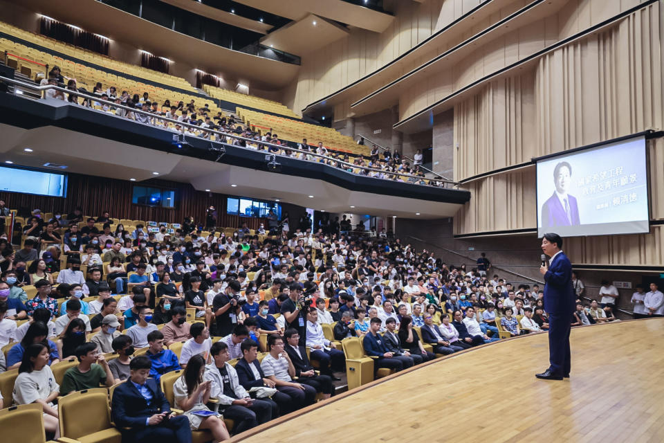 賴清德到高雄中山大學，向中山大學、高雄師範大學、高雄大學的師生們，闡述國家希望工程。/賴清德臉書