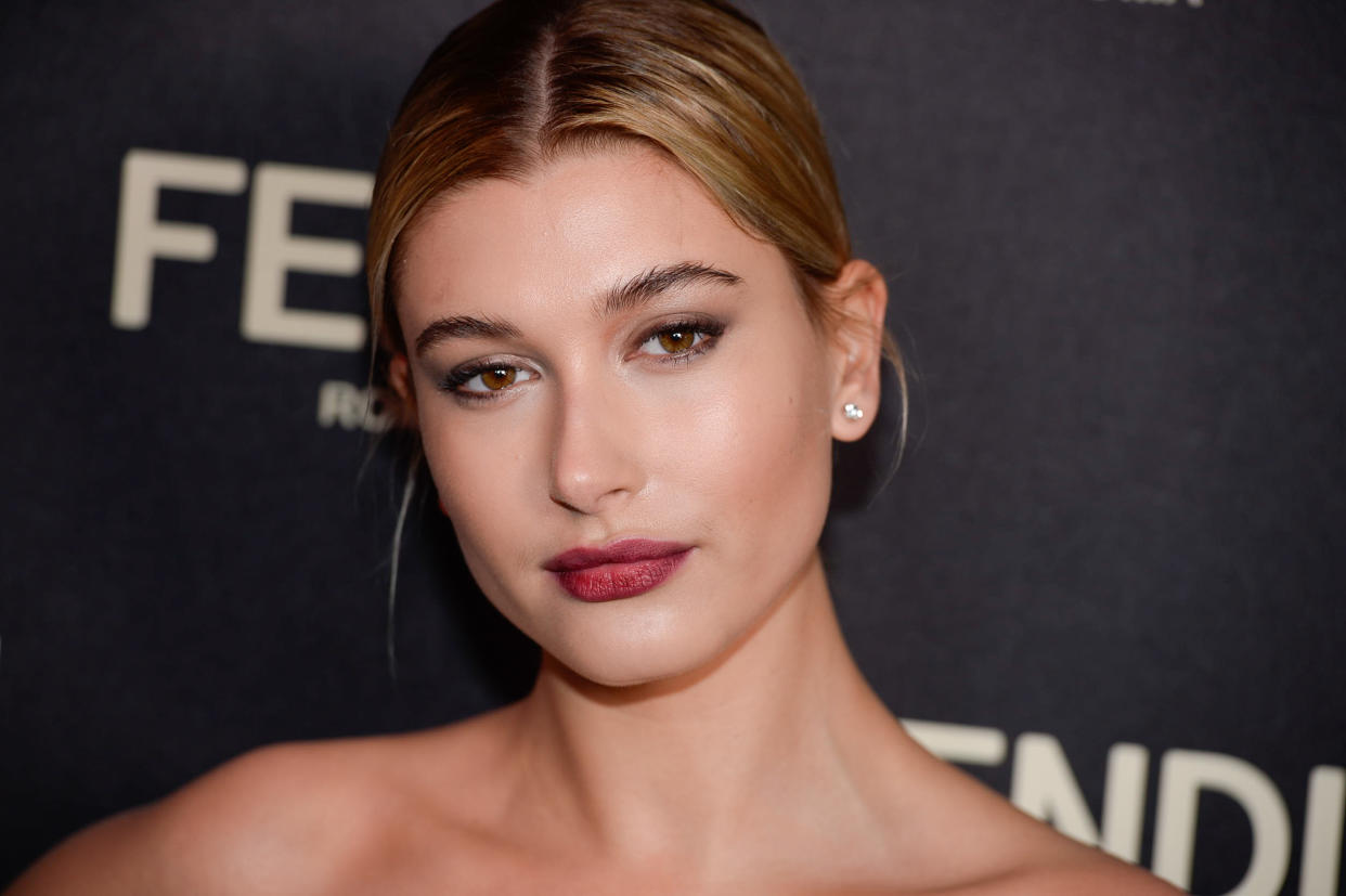 Viele Stars und selbst junge Frauen wie Model Hailey Bieber benutzen die Blood Cream. (Bild: Dave Kotinsky/ Getty Images)