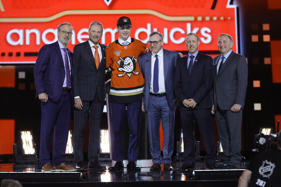 Beckett Sennecke, center left, poses after being selected by the Anaheim Ducks during the first round of the NHL hockey draft Friday, June 28, 2024, in Las Vegas. (AP Photo/Steve Marcus)