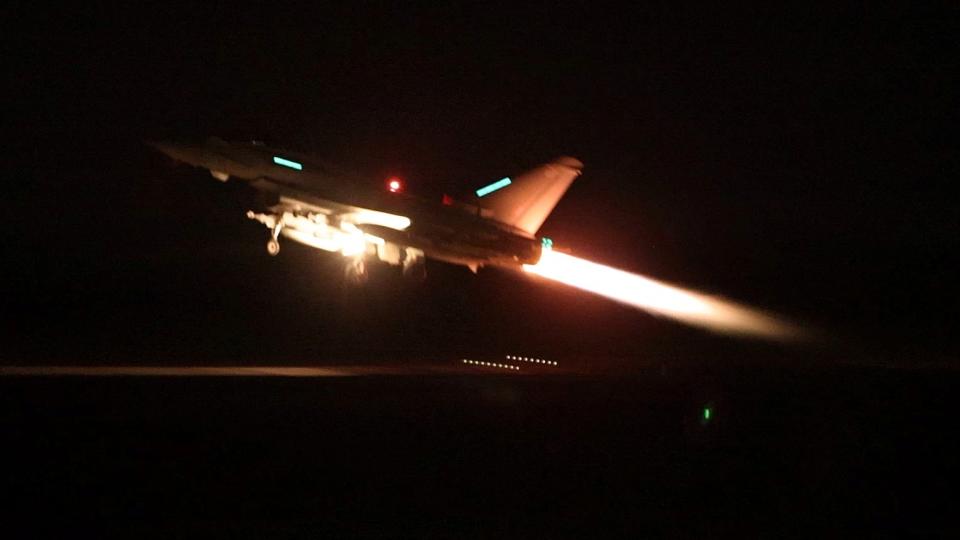 英國國防部2024年1月12日發布照片，英軍一架颱風戰鬥機加入美國領導的聯軍空襲葉門叛軍據點。路透社