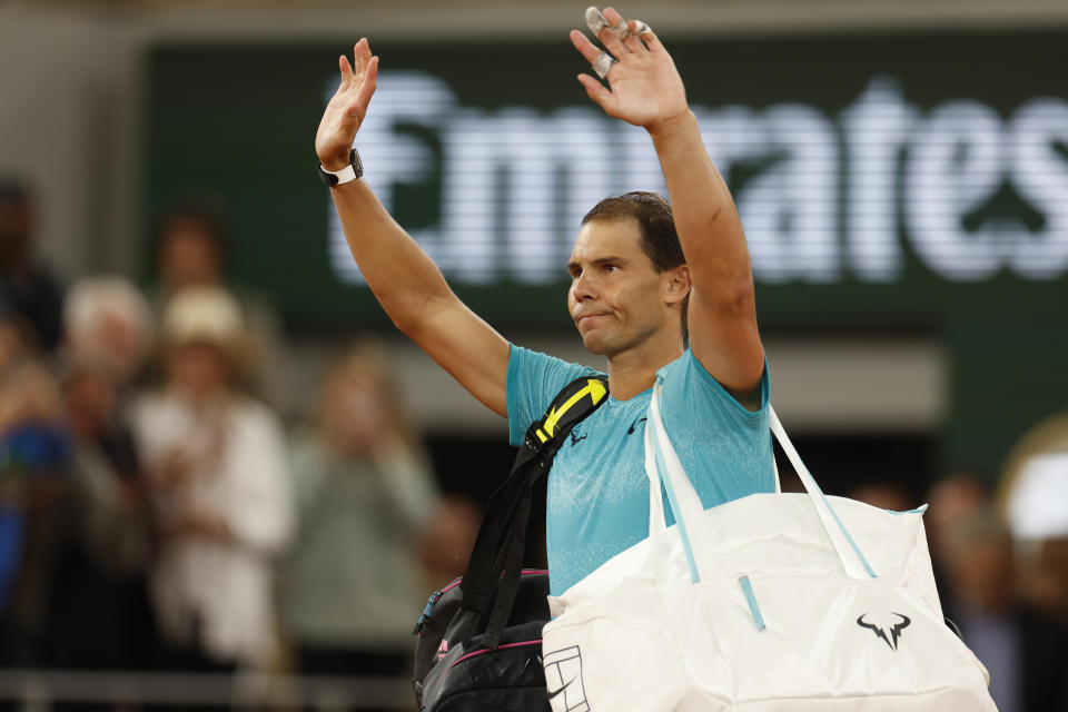 El español Rafael Nadal saluda a la afición al salir de la cancha tras perder en la primera ronda del Abierto de Francia ante el alemán Alexander Zverev el lunes 27 de mayo del 2024. (AP Foto/Jean-Francois Badias)