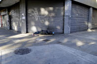 Un hombre duerme en una calle cerca de la estación Constitución en Buenos Aires, Argentina, el jueves 6 de abril de 2017. Un paro general, el primero durante la gestión del presidente Mauricio Macri, forzó a que los servicios de trasporte no trabajaran el jueves. (AP Foto/ Natacha Pisarenko)