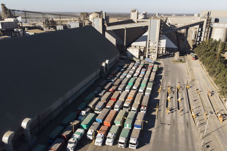 camiones a la espera de descargar cereales en puertos de San Lorenzo, planta de Molinos.