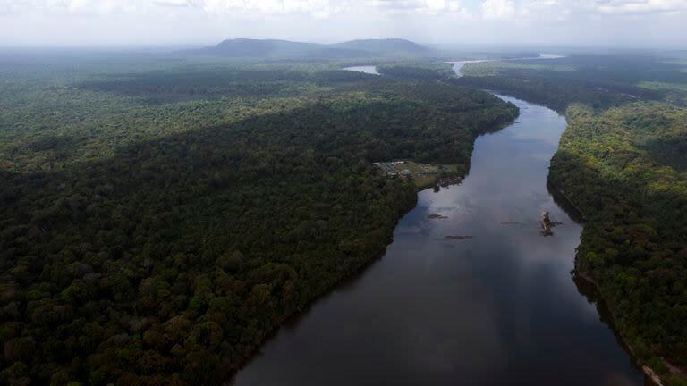 ARCHIVO - El río Esequibo fluye a través del cruce Kurupukari en Guyana. (AP Foto/Juan Pablo Arraez, archivo)