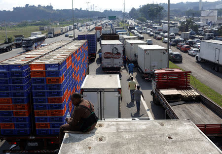 Truckers attend a protest against high diesel fuel prices in Duque de Caxias near Rio de Janeiro, Brazil May 25, 2018. REUTERS/Ricardo Moraes