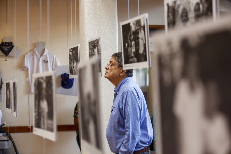 Sergio Ramírez durante la inauguración de una exhibición de fotos y artículos personales de personas asesinadas en protestas contra el gobierno en Managua 