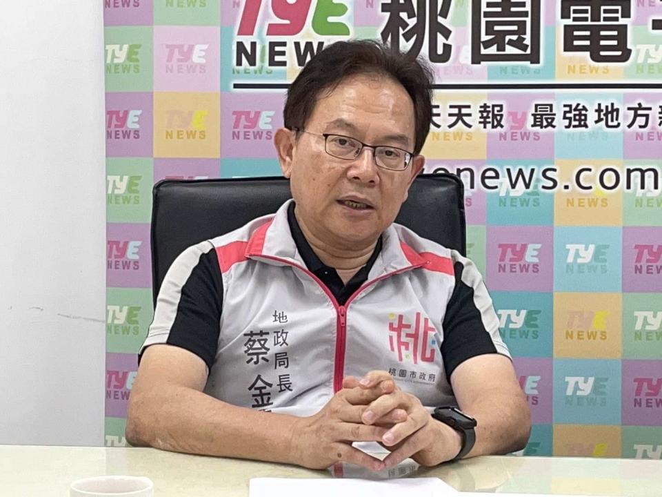 地政局長蔡金鐘為大家說明區段徵收及市地重劃的不同處，及近期較受矚目的A21地區區段徵收案。圖：陳儒賢攝