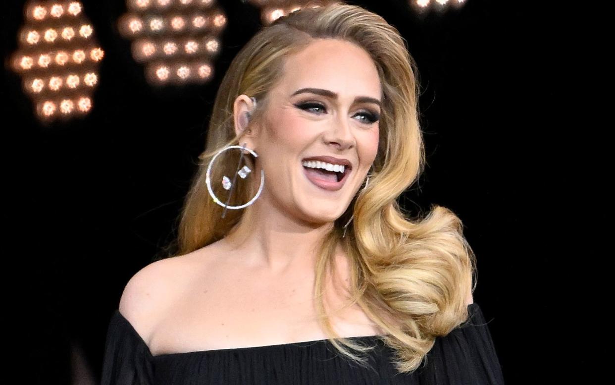 Superstar Adele leidet unter Rückenschmerzen - und musste deshalb schon öfter ihre Konzerte unterbrechen. (Bild: 2022 Getty Images/Gareth Cattermole)