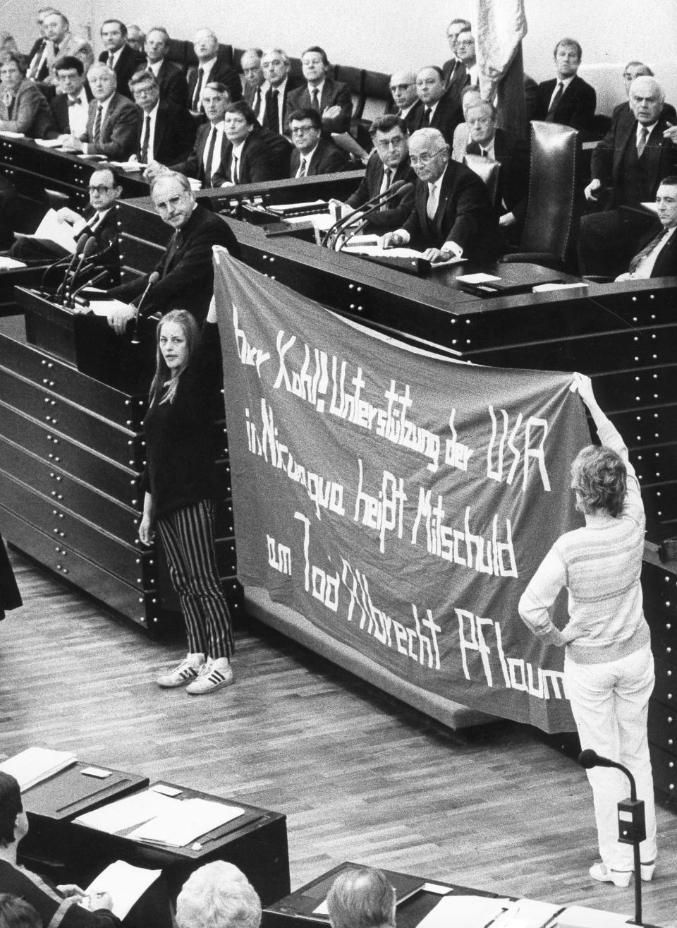 Die Grünen-Abgeordneten Gabi Gottwald und Petra Kelly demonstrieren während der Regierungserklärung Helmut Kohls am 14. Mai 1983 gegen die Unterstützung der US-Intervention in Nicaragua (Bild: AP Photo)