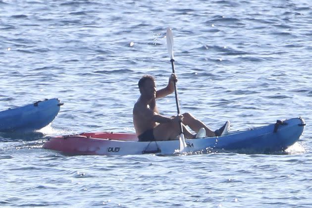 <p>Emmanuel Macron à bord d'un canoë aux couleurs du drapeau français. </p>