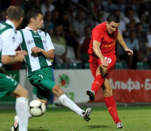 Stewart Downing (D) del Liverpool remata ante la marca de Sergei Kazeka (2D) del Gomel el 2 de agosto de 2012 en Gomel en partido de ida de la tercera ronda preliminar de la UEFA Europa League (AFP | viktor drachev)