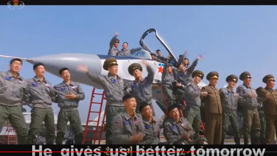 北韓推出新版統戰歌曲「友善父親」，音樂影片滿滿都是人民讚揚金正恩的內容。（圖／翻攝自슬러시필림 YouTube）