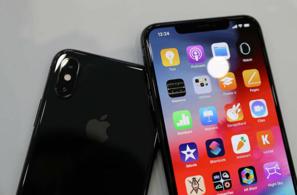 <p>Con la nueva aplicación Atajos de Siri, le podrás dictar una frase y, cuando la pronuncies, hará lo correspondiente. Por ejemplo, si le dices que vas a casa podrá subir el termostato. (Foto: Apple / EFE). </p>