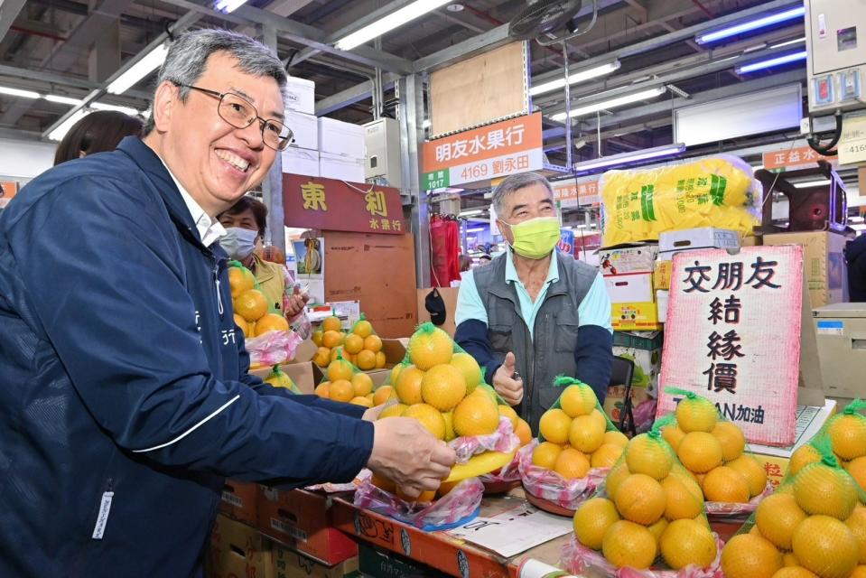 行政院院長陳建仁及農業部代理部長陳駿季今（1/30）清晨前往萬大魚類批發市場及台北市第一果菜批發市場，視察春節蔬果及漁產品交易情形。行政院提供