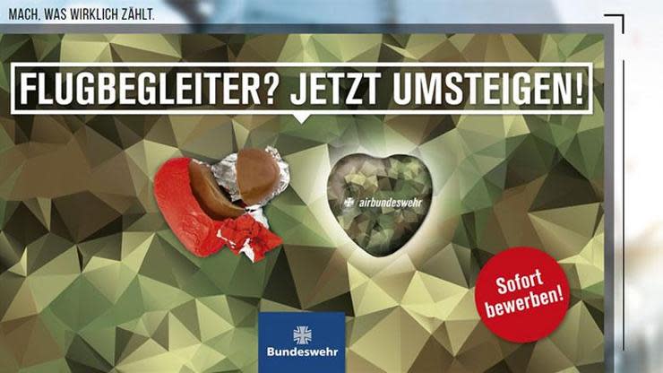 Die Bundeswehr wirbt gezielt um Flugbegleiter der insolventen Fluglinie Air Berlin. Was das pfiffige Plakat verschweigt: Bei einem Wechsel erwartet die Mitarbeiter mehr als nur ein Wechsel der Uniform.