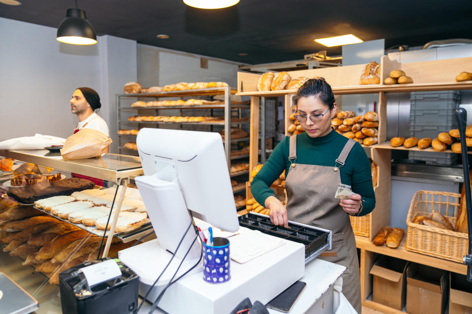 En América Latina, los comercios deben dedicar muchísimo tiempo y recursos solamente a administrar efectivo. (Getty)