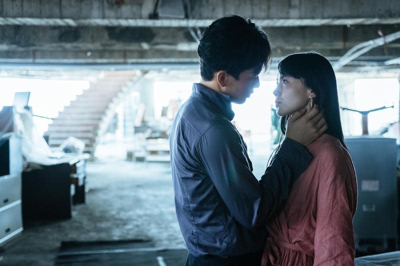 鍾瑶與曹晏豪因合演《詭祭》相戀，但戲裡他們卻站在對立立場。（光譜映像提供）