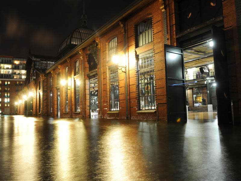 Die Fischauktionshalle in Hamburg steht unter Wasser. Foto: Angelika Warmuth