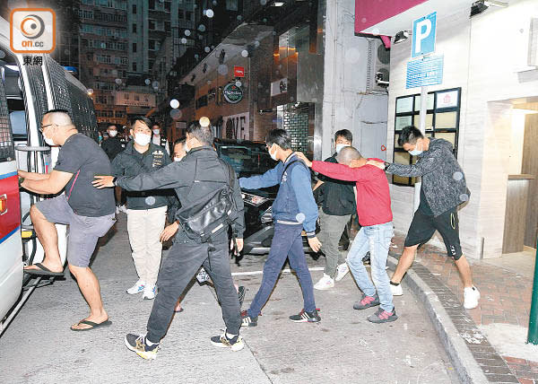 尖沙咀：警方前晚突擊搜查尖沙咀兩間無牌經營的樓上酒吧，拘捕25名男子及3名女子。