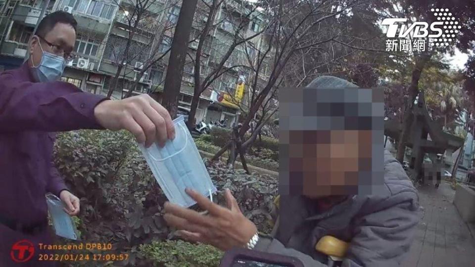 警方好心遞口罩給男子，意外發現他是通緝犯。圖／警方提供