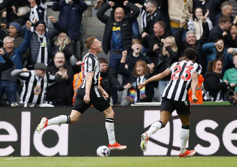 Harvey Barnes celebra su segundo gol de la tarde para Newcastle ante West Ham y los hinchas deliran en las tribunas del St. James' Park.