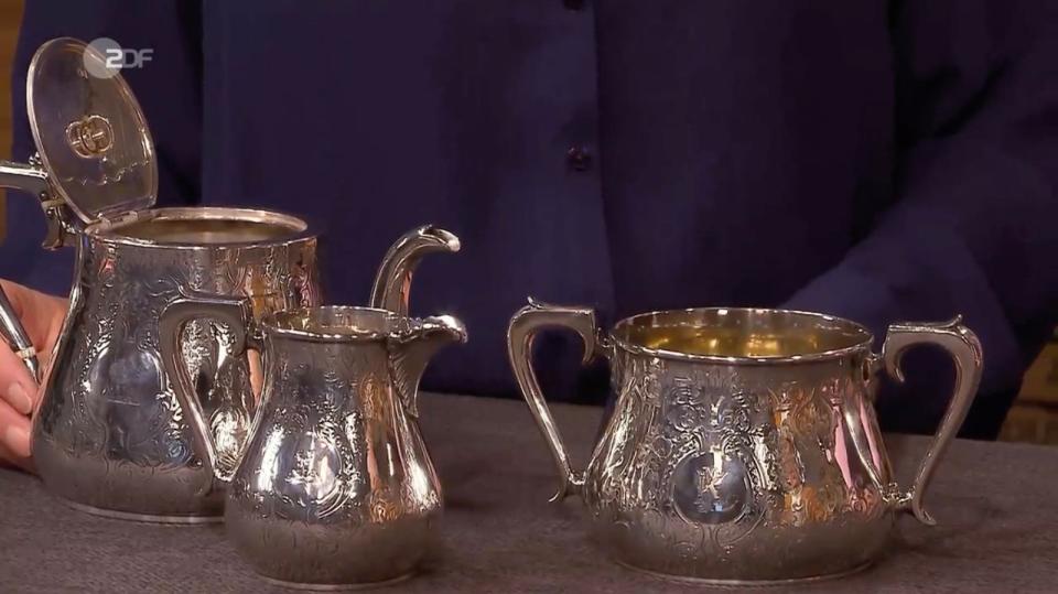 Ein sehr dekoratives, dreiteiliges Teeservice von 1860 aus Sterlingsilber ging an Fabian Kahl für 1.000 Euro.