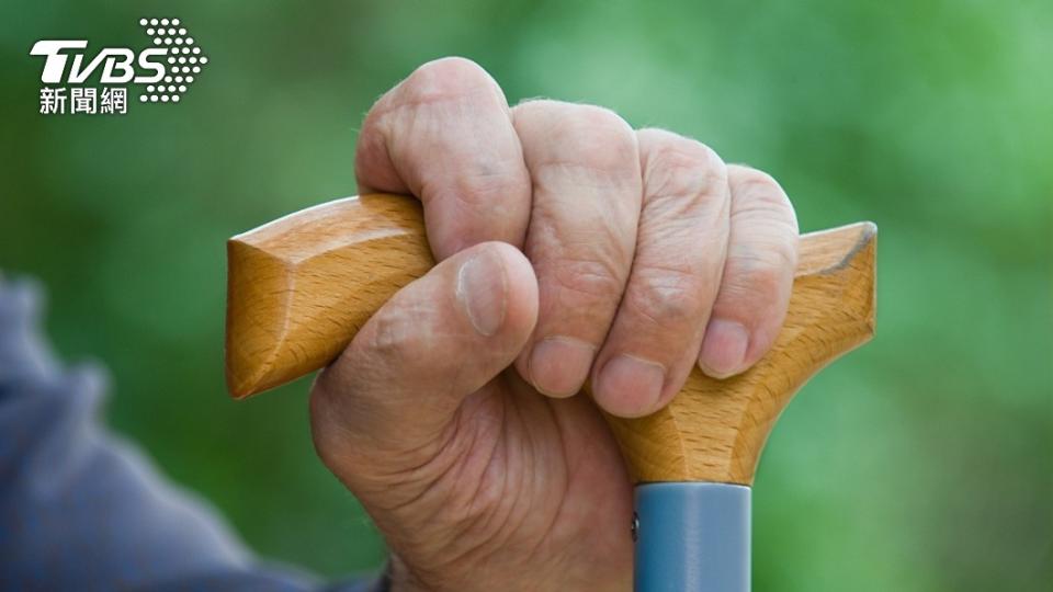 女網友最終仍讓位給一名行動不便的老伯。（示意圖／shutterstock 達志影像）