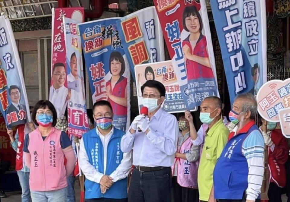 第一選區市議員候選人姚正玉表示，向民進黨說「不」，國民黨三位候選人姚正玉（左一）、蔡育輝（左二）、張世賢（右一）必須三席全上。（姚正玉提供）