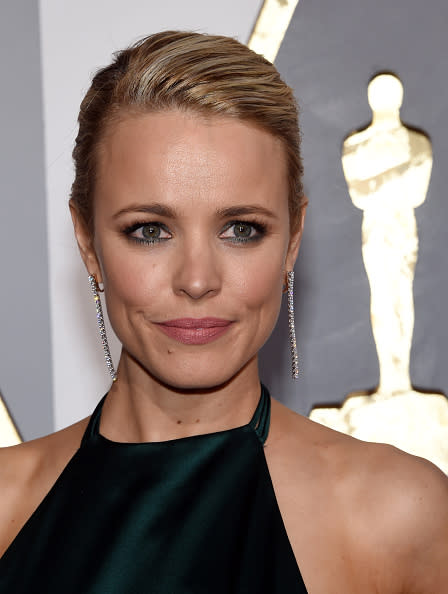 Para novias que se animan a probar algo nuevo. Un simple delineado de color puede transformar un maquillaje de ‘normal’ a ‘increíble’, como sucede con el de Rachel McAdams. La actriz delineó sus ojos con verde, el color de su vestido, pero tú puedes probar con un tono que combine con el color de tus ojos, por ejemplo. - Foto: Ethan Miller/Getty Images