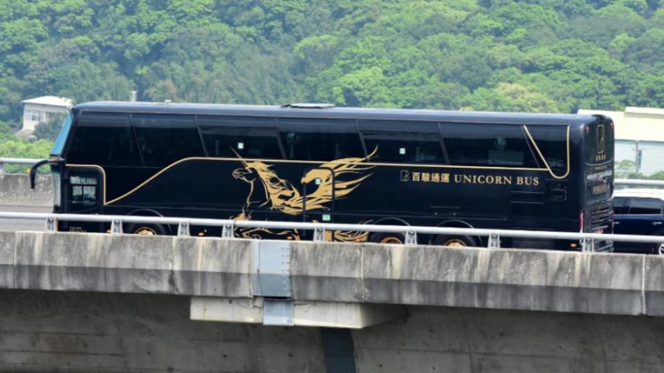 網友在車上目睹全黑遊覽車。（圖／爆廢公社）