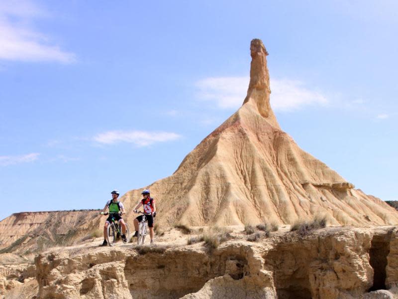 Die spektakuläre Felsformation Castil de Tierra gilt als Wahrzeichen der Halbwüste Bardenas Reales. Foto: Manuel Meyer