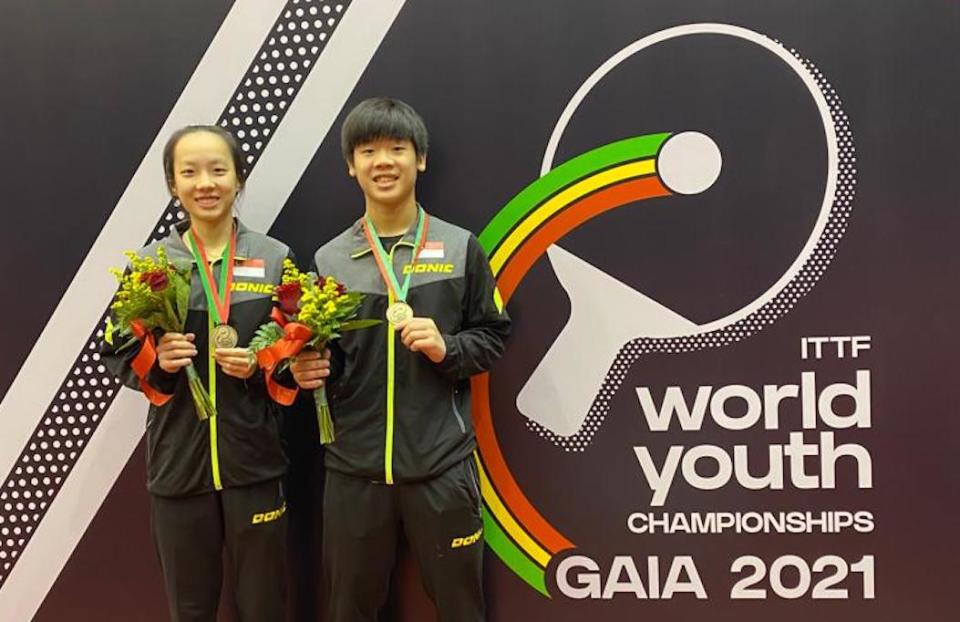 Singapore youth paddlers Ser Lin Qian and Izaac Quek with their bronze medals at the ITTF World Youth Championships. (PHOTO: Singapore Table Tennis Association)