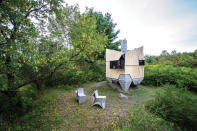 La cabina ha sido instalada en un bosque cercano a la ciudad de Ithaca, en el estado de Nueva York, y pretende ser un estudio a pequeña escala de un tipo de construcción más sostenible que combine la utilización de deshechos con técnicas de fabricación digital, como la impresión 3D. (Foto: <a href="http://www.hannah-office.org/work/ashen" rel="nofollow noopener" target="_blank" data-ylk="slk:HANNAH;elm:context_link;itc:0;sec:content-canvas" class="link ">HANNAH</a>).