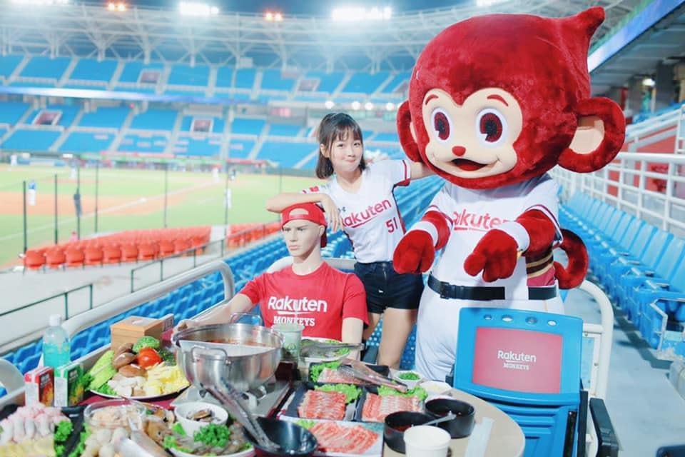 啦啦隊Rakuten Girls和假人跟吉祥物一起大啖火鍋。（圖／樂天桃猿隊臉書）