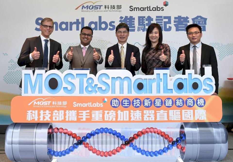 科技部今(16)日正式宣布美國波士頓重量國際生醫加速器SmartLabs進駐科技部新竹生醫園區，左起SmartLabs財務長Seth Taylor、執行長Amrit Chaudhuri、科技部部長陳良基、科技部新竹園區管理局副局長許增如、科技部產學司科長林明徹。（科技部提供）