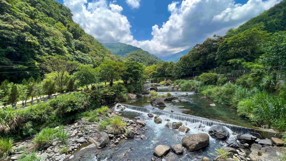 大羅蘭溪旁的環形步道是賞魚、賞蝶、賞林及消暑好去處。   圖：新北市觀旅局提供