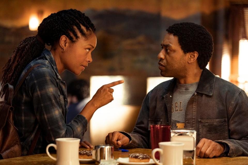 Naomie Harris’s Justin Falls tells Chiwetel Ejiofor’s alien Faraday a lesson in human decency in ‘The Man Who Fell to Earth’ (Aimee Spinks/SHOWTIME)
