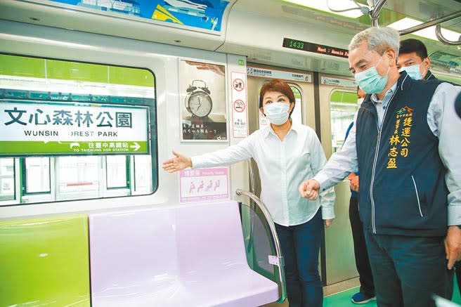 台中市長盧秀燕（左）說，捷運在年底前正式通車，當作最好的新年禮物，實踐對市民的承諾。（盧金足攝）