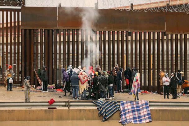 PHOTO: Migrants seeking asylum in the United States stand around a fire to keep warm after crossing the Rio Grande from Mexico, Jan. 2, 2023. (Herika Martinez/AFP via Getty Images)