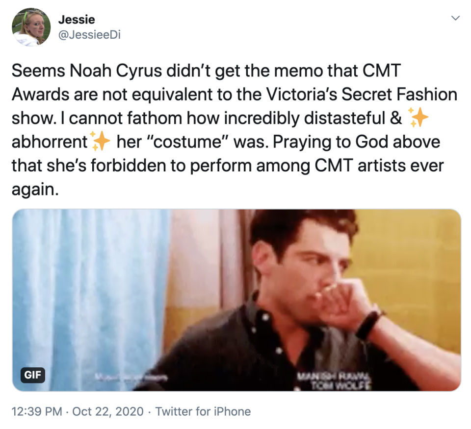 Twitter user compares Noah Cyrus' outfit to a Victoria's Secret Fashion Show look