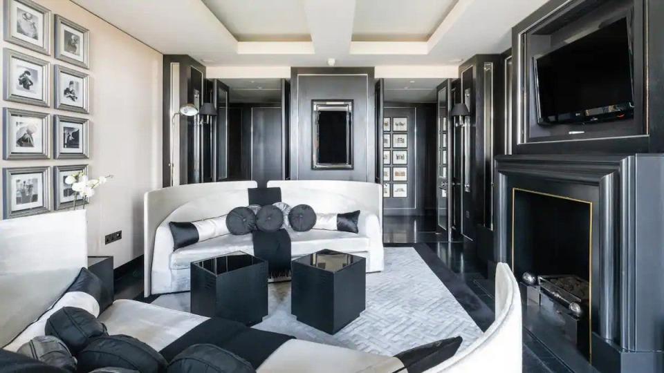 An sleek monochrome interior for this Mayfair penthouse (Courtesy of the Airbnb Community)