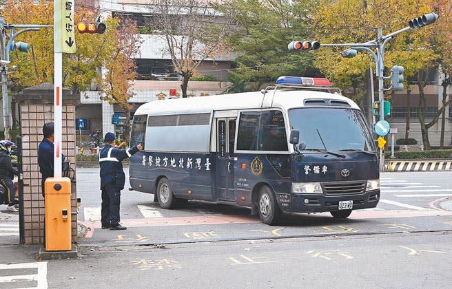 涉嫌對民進黨立委高嘉瑜施暴的林秉樞，27日提訊坐囚車移審新北地院。（陳君瑋攝）